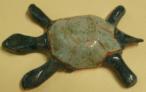 Schildkröte aus Ton mit unterschiedlichen Glasuren